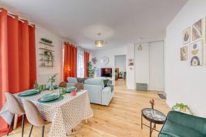 a living room with a table and a couch at Easy Paris Visit Metro & Parking in Saint-Ouen