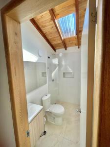 ein Badezimmer mit einem WC, einer Badewanne und einem Waschbecken in der Unterkunft Apto para estrenar en San Antonio de Pereira in Rionegro
