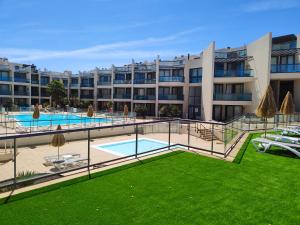 een uitzicht op een appartementencomplex met een zwembad bij BRUNO'S HOME in Cotillo