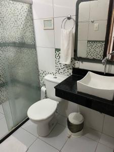 uma casa de banho com um WC, um lavatório e um chuveiro em Pousada Maramar/terceira praia MSP em Morro de São Paulo