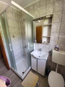 Koupelna v ubytování Apartmani Mira