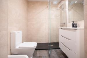 uma casa de banho com um WC e um chuveiro em 31ARQ1044 - Maravilloso apartamento em Barcelona