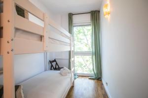 um quarto com um beliche e uma janela em 31ARQ1044 - Maravilloso apartamento em Barcelona