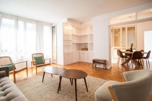 uma sala de estar com mesa e cadeiras em 31ARQ1044 - Maravilloso apartamento em Barcelona