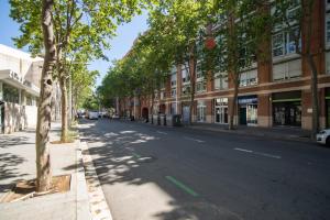uma rua urbana vazia com árvores e edifícios em 31ARQ1044 - Maravilloso apartamento em Barcelona