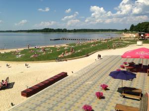 Ein Strand mit vielen Leuten drauf. in der Unterkunft Hotell Tamula in Võru