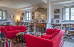 sala de estar con sofás rojos y chimenea en Castagneto, en Ghizzano