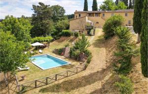een luchtzicht op een huis met een zwembad in de tuin bij Castagneto in Ghizzano