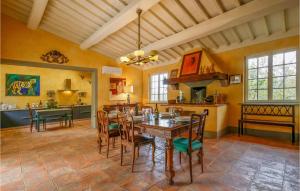 een keuken en eetkamer met een tafel en stoelen bij Castagneto in Ghizzano