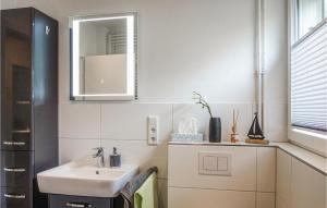 W łazience znajduje się umywalka i lustro. w obiekcie Gorgeous Apartment In Detmold With House A Panoramic View w mieście Detmold