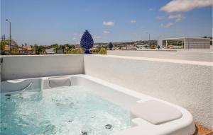 Plaia GrandeGorgeous Home In Marina Di Ragusa的浴缸位于阳台顶部