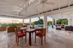 a dining room with a table and chairs at Villa Lune de Miel in Marigot