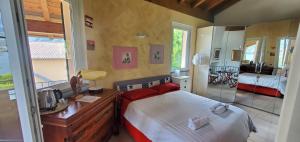 OnnoにあるAPP Spiaggia Biancaのベッドルーム1室(ベッド1台、大きな窓付)
