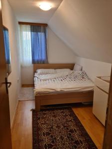um pequeno quarto com uma cama e um tapete em Villa Miševići em Hadžići