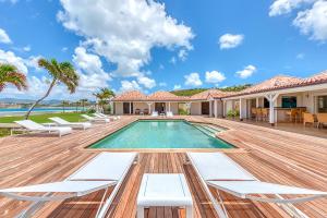 a house with a swimming pool and a deck at Villa Casa Cervo in Marigot