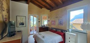 a bedroom with a bed and a window at B&B Spiaggia Bianca in Onno