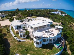 una vista aérea de una casa en una isla en Villa Infinity Blue, en Les Terres Basses