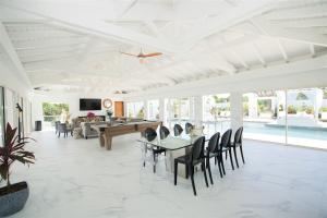 Μια τηλεόραση ή/και κέντρο ψυχαγωγίας στο Villa Infinity Blue