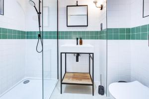 een badkamer met een douche, een wastafel en een toilet bij Stylish 1BR Unit, Super Fast Internet, Gated complex - Near Queen's Park! in Londen