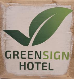 ein Schild für ein Hotel mit grünem Blatt in der Unterkunft Hotel Sixt in Rohr