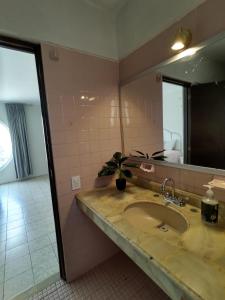 y baño con lavabo y espejo. en Casa Cariño •Room 2•, en Ciudad Guzmán