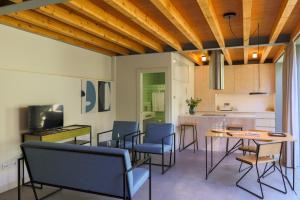 a kitchen and dining room with a table and chairs at Menina Colina Guesthouse in Porto