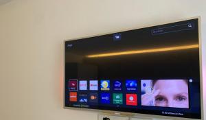 a flat screen tv sitting on a wall at Wonderland apartment in Bistriţa