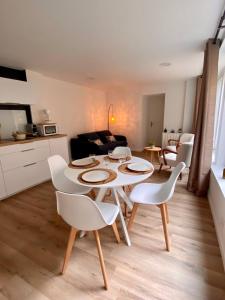 Kuchyňa alebo kuchynka v ubytovaní Ty Guenhaël petite maisonnette avec extérieur intra-muros proche port de Vannes + 10 fotografií