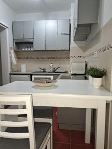 una cucina con tavolo bianco e piano di lavoro bianco di Stan na dan Ivana a Užice