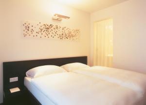 A bed or beds in a room at arte Hotel Linz