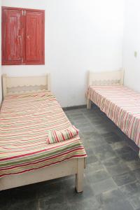 São Lourenço da Mata的住宿－Chacara c piscina e lazer Sao Lourenco da Mata PE，两张睡床彼此相邻,位于一个房间里