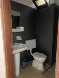 ein Badezimmer mit einem weißen WC und einem Waschbecken in der Unterkunft Deniz Kızı Otel Çeşme in Cesme