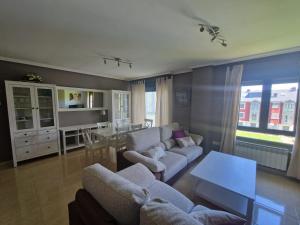uma sala de estar com dois sofás e uma mesa em Casa Adriego em Riaza