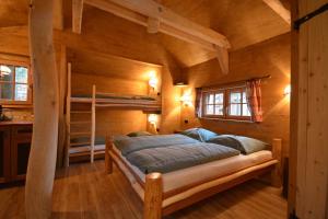 Postel nebo postele na pokoji v ubytování Natur-Resort Tripsdrill