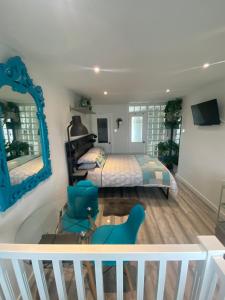 布里斯托Studio Tavros的一间卧室配有一张床和一个镜子浴缸