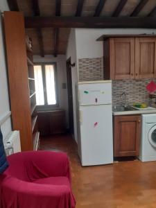eine Küche mit einem weißen Kühlschrank und einem Herd in der Unterkunft BIRI in Perugia