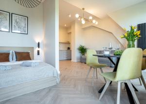 une chambre avec un lit, une table et des chaises dans l'établissement Apartament w sercu Wrocławia, garaż, 5min do Rynku, à Wrocław