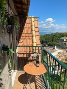 un tavolo su un balcone con una bottiglia di vino di Apartment in Palazzo Mazzini a Vignanello