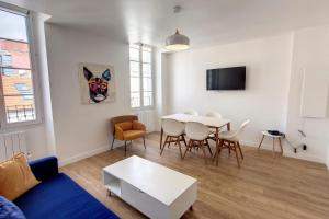 een woonkamer met een tafel en een eetkamer bij HENRI CAMILLE REAL ESTATE - Bambou- One bedroom center in Cannes