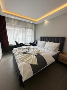 uma cama grande num quarto com 2 cadeiras em Torch Suit em Istambul