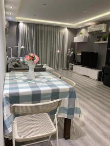 Modern apartment في شرم الشيخ: غرفة معيشة مع طاولة مع إناء من الزهور عليها