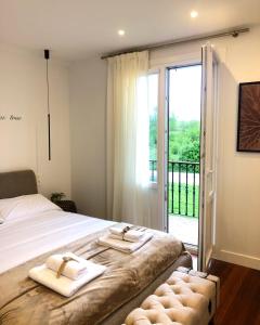 um quarto com uma cama com duas toalhas em URANDIA em Arbizu