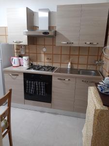 uma cozinha com um fogão e um lavatório em La casetta nella Tuscia em Viterbo