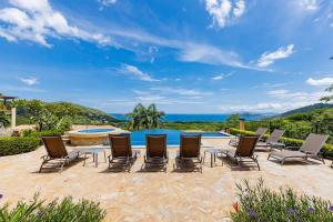 patio con sedie e piscina di Casa Ilan Ilan a Playa Hermosa
