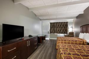 um quarto de hotel com duas camas e uma televisão de ecrã plano em Knights Inn Fayetteville - Fort Bragg em Fayetteville