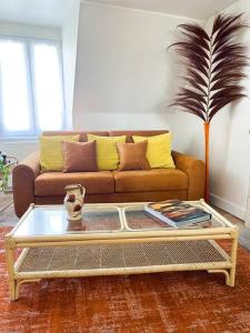 a living room with a couch and a coffee table at Chaleureux duplex cosy in Caen