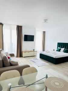 un ampio soggiorno con un letto e un divano di Miluna Luxury Studios & Apartments a Eforie Nord