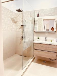 bagno con doccia e lavandino di Miluna Luxury Studios & Apartments a Eforie Nord