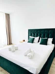 un grande letto con due asciugamani sopra di Miluna Luxury Studios & Apartments a Eforie Nord