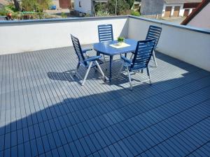 ein blauer Tisch und Stühle auf dem Dach in der Unterkunft Neubau Appartement mit Terasse, privater Eingang,Parkplatz,Küche in Fürth